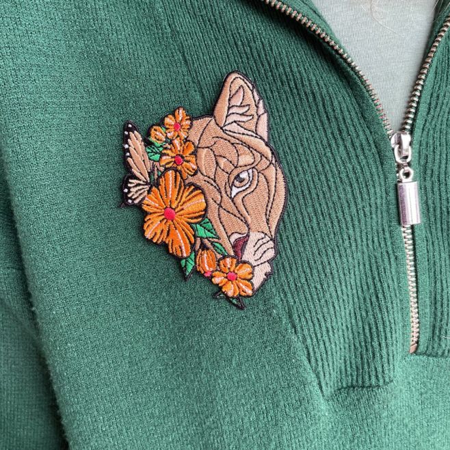 Květiny nebo šelma?🌸🐅 Proč si vybírat, když můžeš mít obojí .Na bundu, batoh, plátěnky, stačí nažehlit nebo přišít a z...